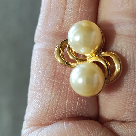 VINTAGE GOLD-TONE IVORY FAUX DOUBLE PEARL STUD .5" EARRINGS - Picture 7 of 8